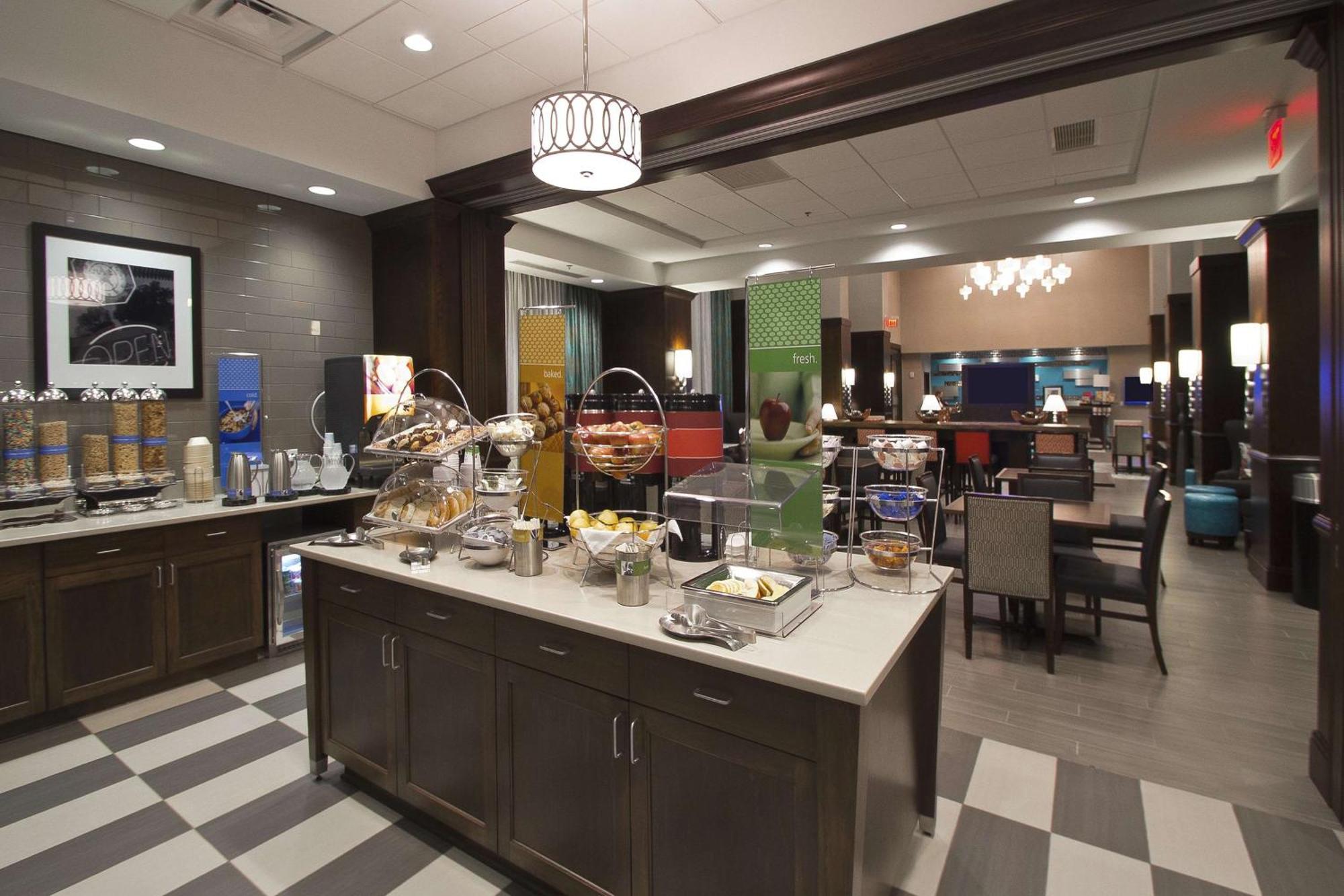 Hampton Inn & Suites Columbus/University Area Экстерьер фото